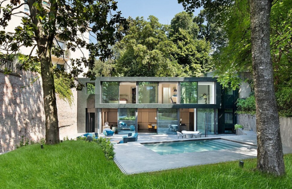 Villa dengan taman atap yang hijau dan menghijau